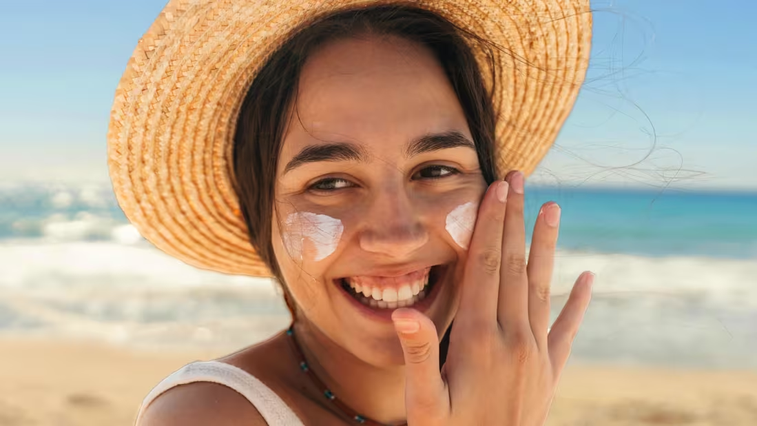 Tiếp xúc với ánh nắng mặt trời mà không có biện pháp bảo vệ được xem là nguyên nhân quan trọng dẫn đến ung thư da.