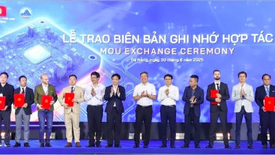 Multiple MoUs signed in Da Nang to boost semiconductor development