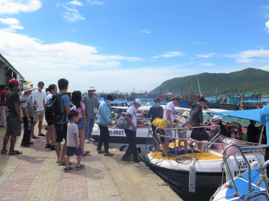 Ngày 2/9, TP. Nha Trang đón một lượng khách du lịch khá đông đến tham quan, nghỉ dưỡng. 