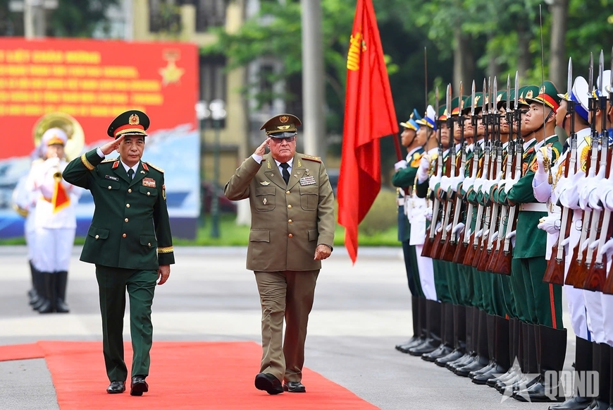 Đại tướng Phan Văn Giang và Thượng tướng Álvaro López Miera duyệt Đội danh dự Quân đội nhân dân Việt Nam. Ảnh: QĐND.
