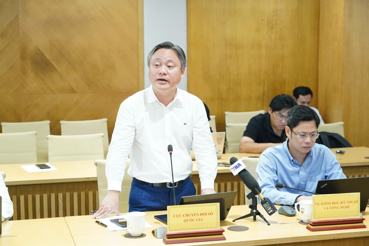 Ông Lê Anh Tuấn, Phó Cục trưởng Cục Chuyển đổi số quốc gia, phát biểu tại buổi họp báo.