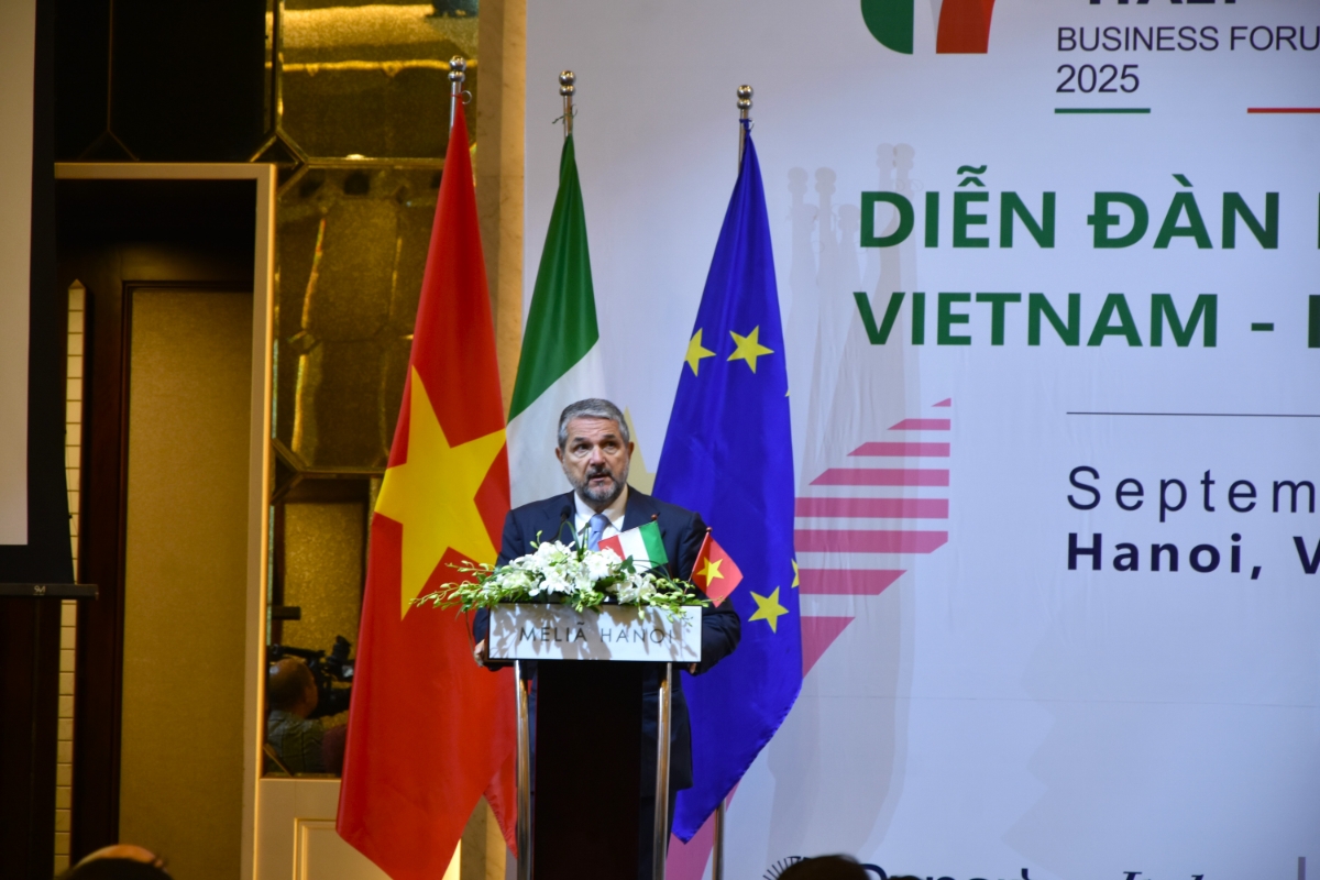 Ông Valentino Valentini, Thứ trưởng Bộ Doanh nghiệp và Sản phẩm sản xuất Italia, chia sẻ tại diễn đàn.