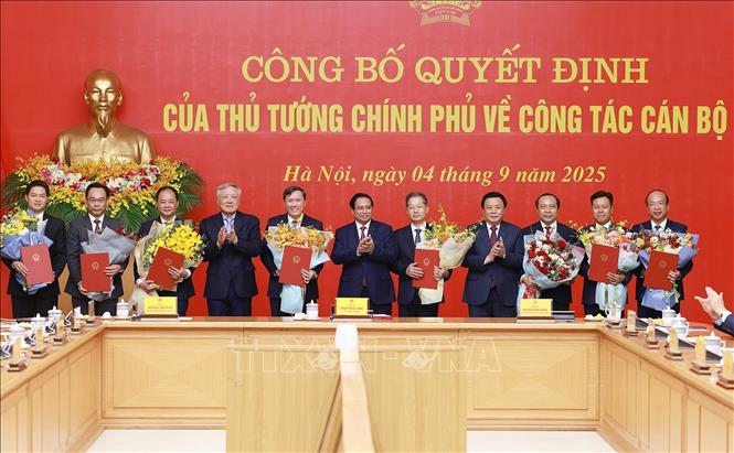 Thủ tướng Chính phủ Phạm Minh Chính trao các Quyết định tiếp nhận, điều động, bổ nhiệm lãnh đạo các bộ, cơ quan. Ảnh: TTXVN.