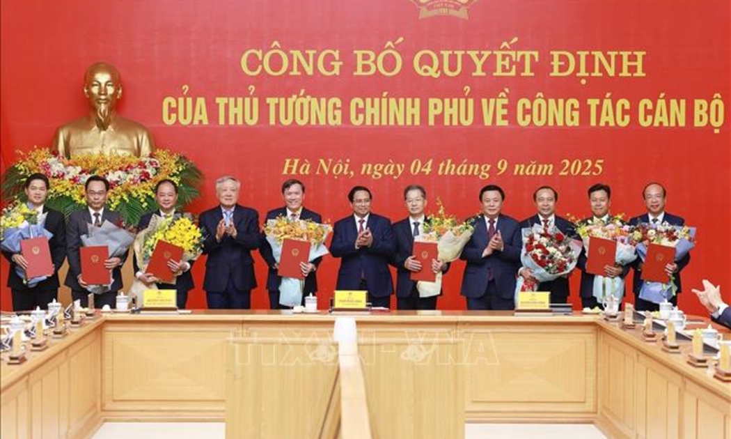 Thủ tướng Chính phủ Phạm Minh Chính trao các Quyết định tiếp nhận, điều động, bổ nhiệm lãnh đạo các bộ, cơ quan. Ảnh: TTXVN.