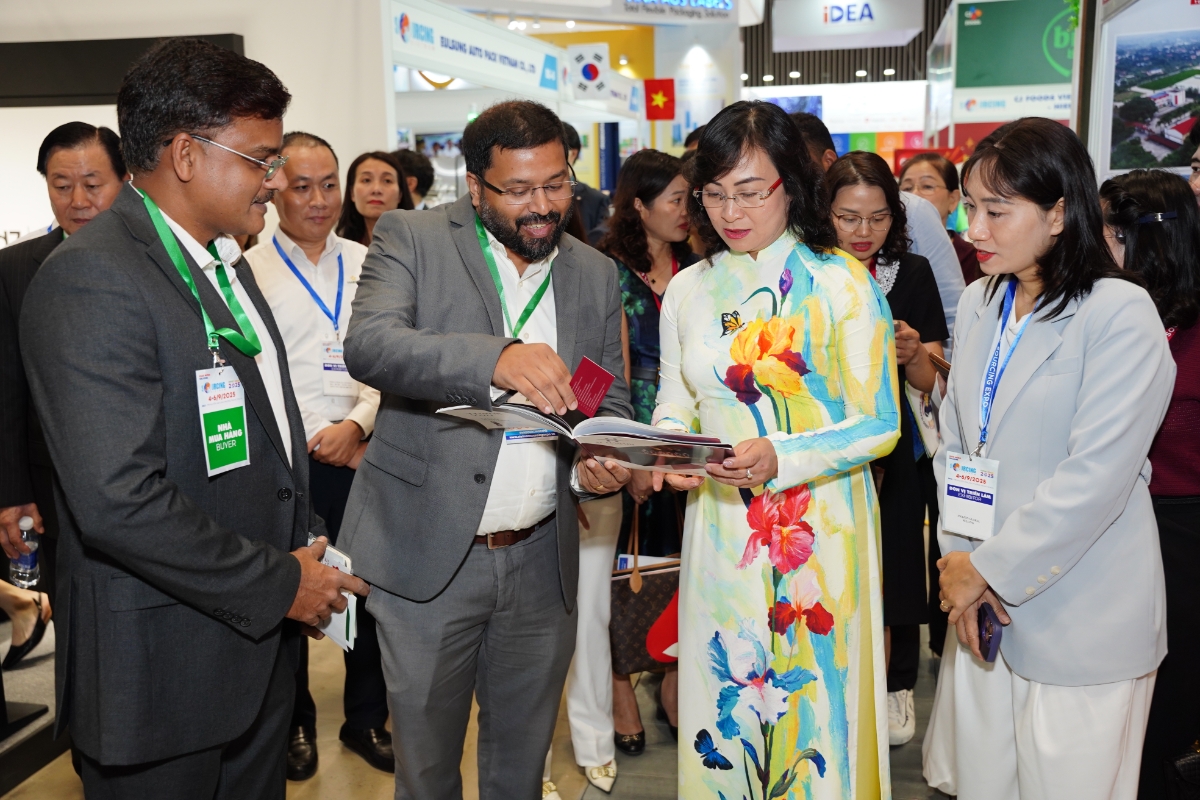 Thứ trưởng Bộ Công Thương Phan Thị Thắng thăm quan gian hàng của đối tác quốc tế.