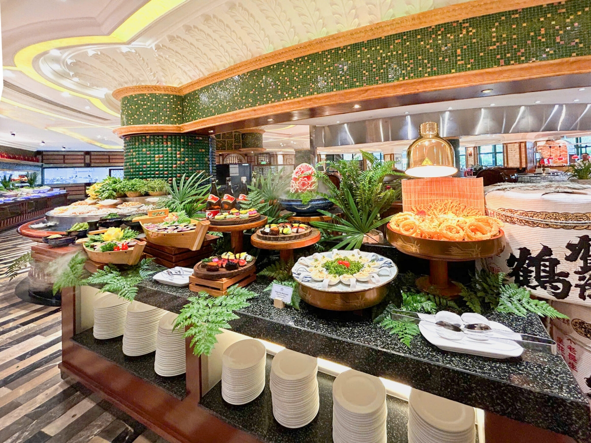Các nhà hàng và khách sạn cũng tung ra các thực đơn hoặc chương trình buffet chay.