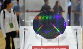 Một tấm wafer 300mm được trưng bày tại gian hàng của Công ty Sản xuất Bán dẫn Đài Loan trong Hội nghị Bán dẫn Thế giới nở Trung Quốc