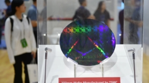 Một tấm wafer 300mm được trưng bày tại gian hàng của Công ty Sản xuất Bán dẫn Đài Loan trong Hội nghị Bán dẫn Thế giới nở Trung Quốc