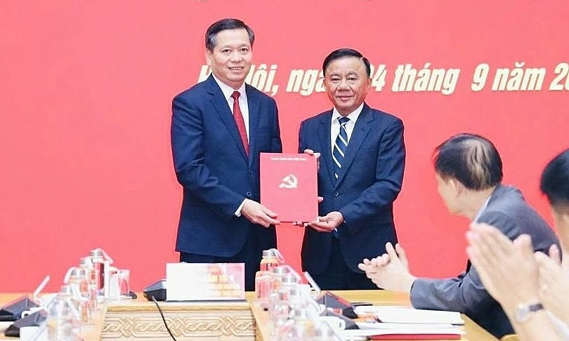 Thường trực Ban Bí thư Trần Cẩm Tú (phải) trao quyết định, chúc mừng ông Nguyễn Long Hải.
