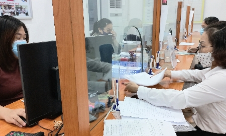 Người lao động làm thủ tục hưởng bảo hiểm thất nghiệp tại Hà Nội. Ảnh:Thu Hằng.