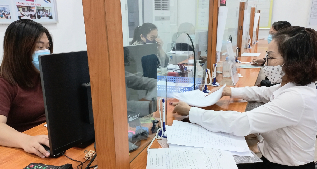 Người lao động làm thủ tục hưởng bảo hiểm thất nghiệp tại Hà Nội. Ảnh:Thu Hằng.