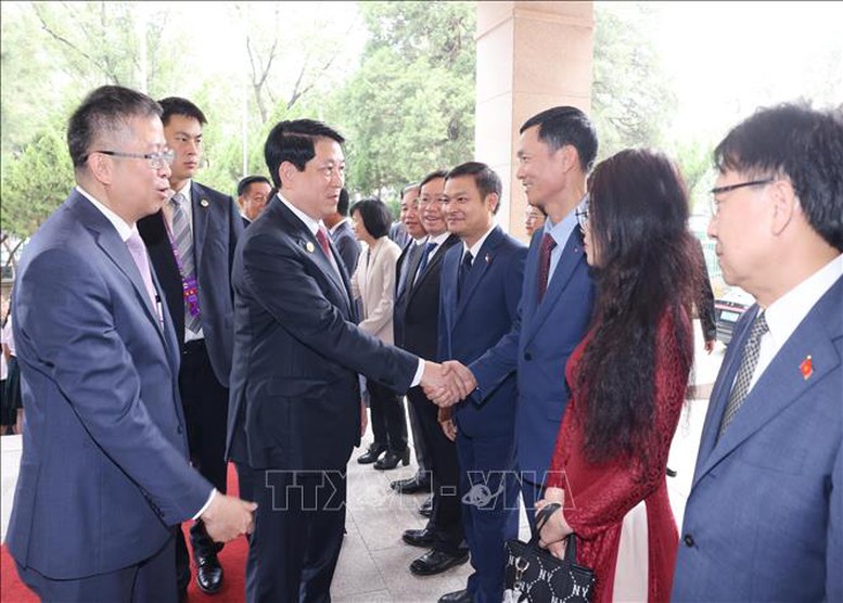 Chủ tịch nước Lương Cường với cán bộ, nhân viên Đại sứ quán Việt Nam tại Trung Quốc. Ảnh: TTXVN
