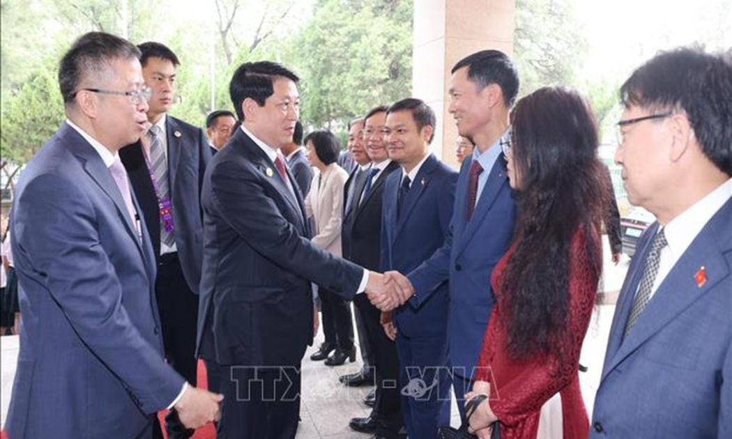Chủ tịch nước Lương Cường với cán bộ, nhân viên Đại sứ quán Việt Nam tại Trung Quốc. Ảnh: TTXVN