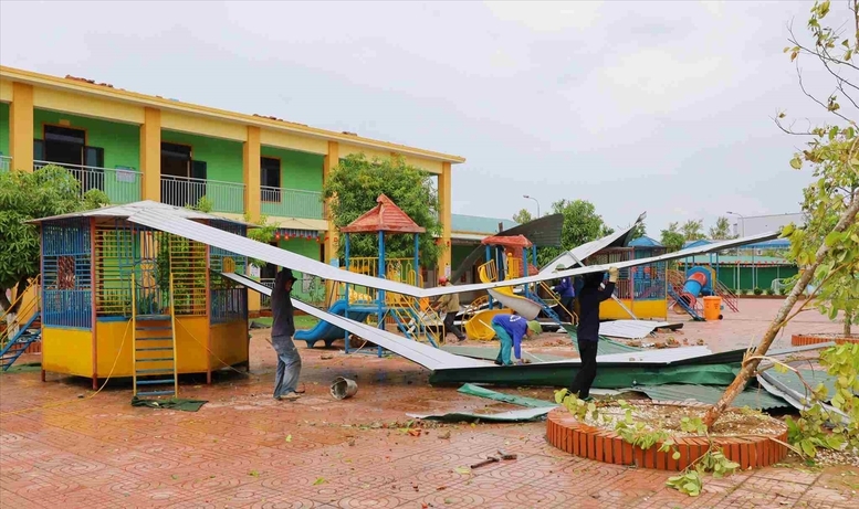 Các đơn vị trường học trên địa bàn xã Hưng Nguyên (tỉnh Nghệ An) khắc phục thiệt hại sau bão số 5. Ảnh: VGP