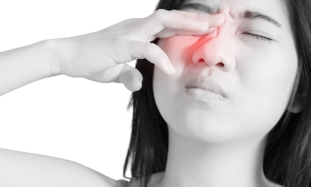 Đeo kính áp tròng thường xuyên mà không đảm bảo vệ sinh có nguy cơ gây viêm giác mạc.