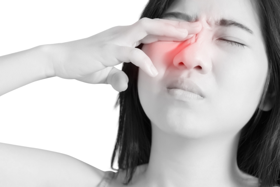 Đeo kính áp tròng thường xuyên mà không đảm bảo vệ sinh có nguy cơ gây viêm giác mạc.