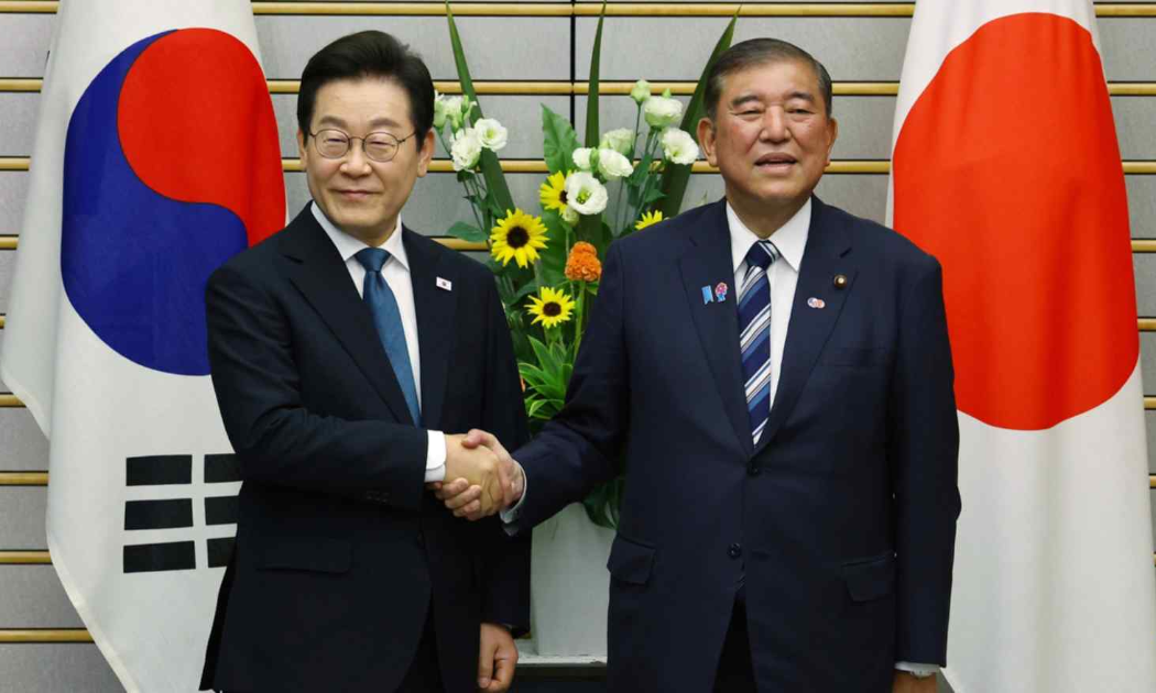 Tổng thống Hàn Quốc Lee Jae Myung (trái) hội kiến Thủ tướng Nhật Bản Shigeru Ishiba tại Tokyo hồi tháng 8. Để gia nhập CPTPP, Seoul cần sự chấp thuận của tất cả các thành viên hiện tại của hiệp định - Ảnh: AP