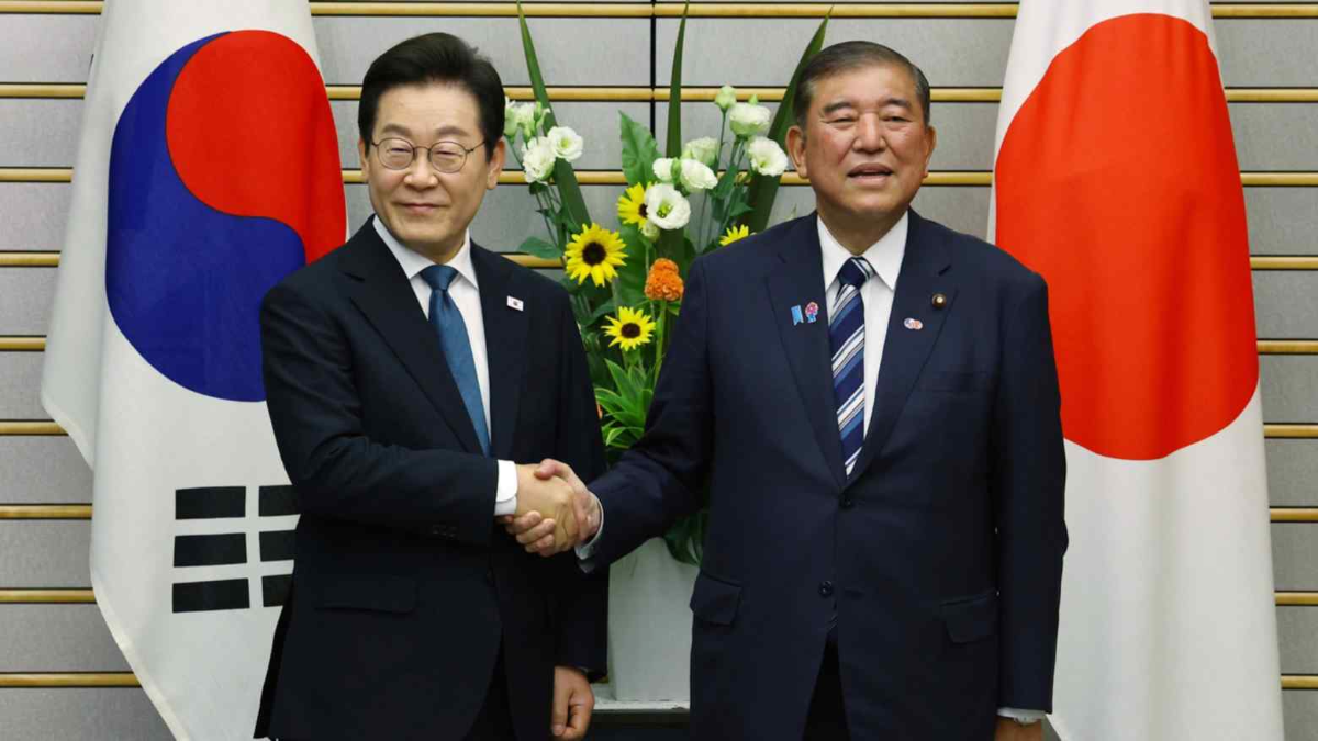 Tổng thống Hàn Quốc Lee Jae Myung (trái) hội kiến Thủ tướng Nhật Bản Shigeru Ishiba tại Tokyo hồi tháng 8. Để gia nhập CPTPP, Seoul cần sự chấp thuận của tất cả các thành viên hiện tại của hiệp định - Ảnh: AP