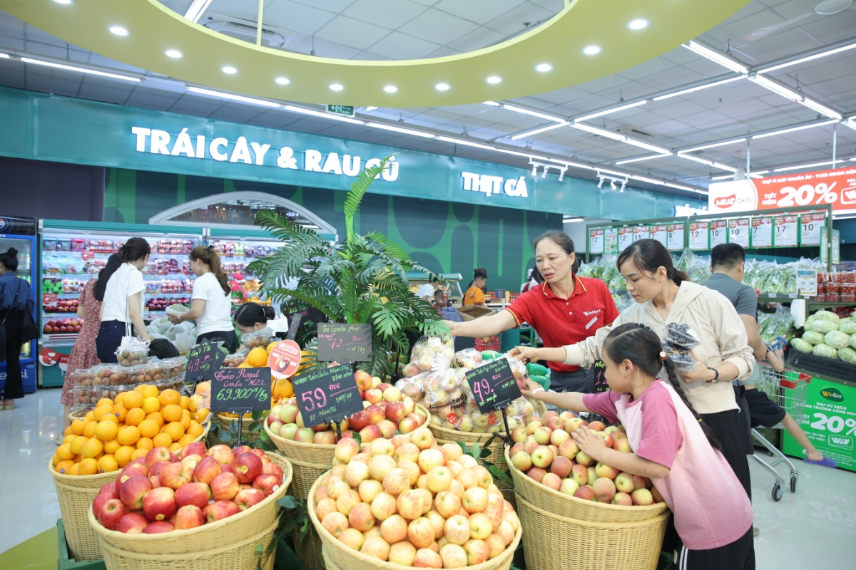 Khách hàng trải nghiệm không gian mua sắm nông sản tươi mát tại WinMart.