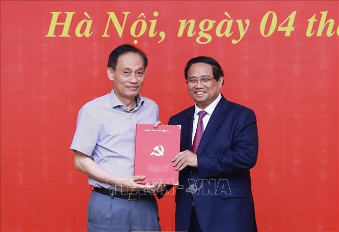 Thủ tướng Chính phủ Phạm Minh Chính trao quyết định chỉ định đồng chí Lê Hoài Trung tham gia Ban chấp hành, Ban Thường vụ Đảng ủy Chính phủ nhiệm kỳ 2020 - 2025. Ảnh: TTXVN. 