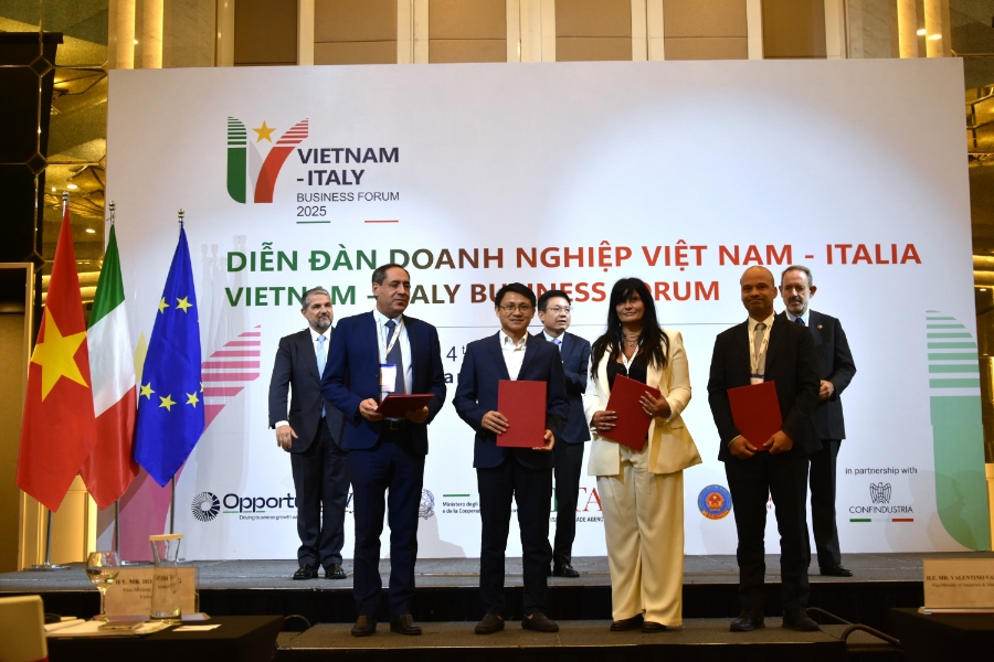 Hơn 10 biên bản ghi nhớ (MoU) giữa doanh nghiệp hai nước được ký kết trong khuôn khổ diễn đàn. 