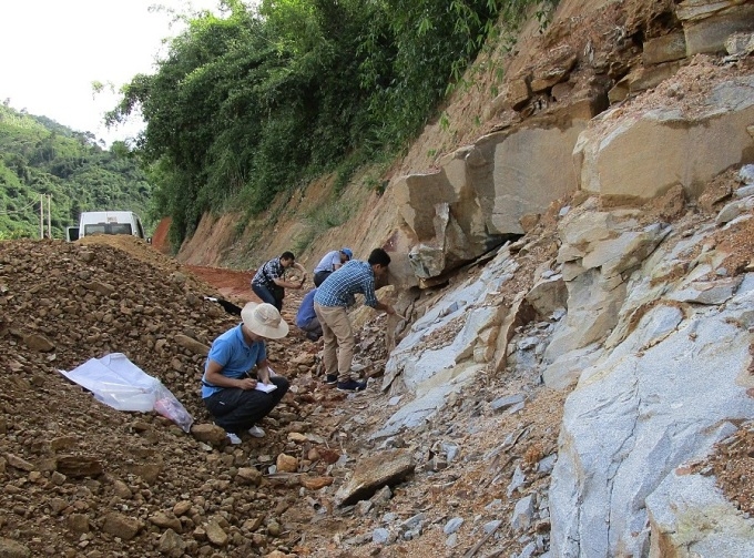 Trữ lượng và tài nguyên khoáng sản rắn sẽ được tính toán riêng biệt cho từng loại khoáng sản, dựa trên sự hiện diện của chúng trong lòng đất.