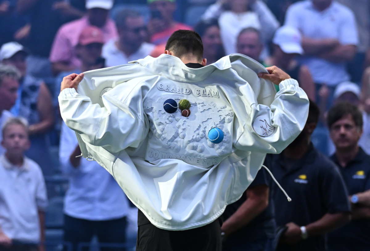 Chiếc áo khoác được Lacoste thiết kế riêng cho tay vợt Novak Djokovic, khẳng định sự hiện diện quan trọng của thời trang trên sân tennis. 