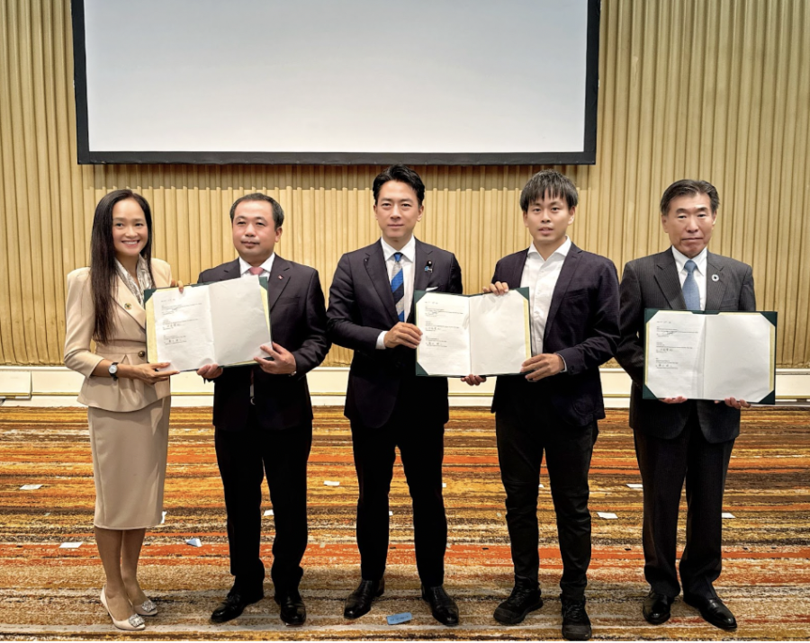 Ông Trần Đức Thắng, Quyền Bộ trưởng Nông nghiệp và Môi trường (thứ hai, từ trái sang phải) và ông Koizumi Shinjiro, Bộ trưởng Nông Lâm Ngư nghiệp Nhật Bản (thứ ba, từ trái sang phải) chứng kiến biên bản thỏa luận giữa Tập đoàn PAN, Công ty AGRI SMILE và Viện Nghiên cứu Mitsubishi. 