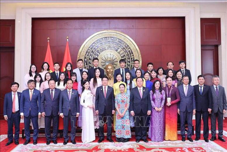 Chủ tịch nước Lương Cường và các bộ nhân viên Đại sứ quán Việt Nam tại Trung Quốc bên tượng Chủ tịch Hồ Chí Minh. Ảnh: TTXVN