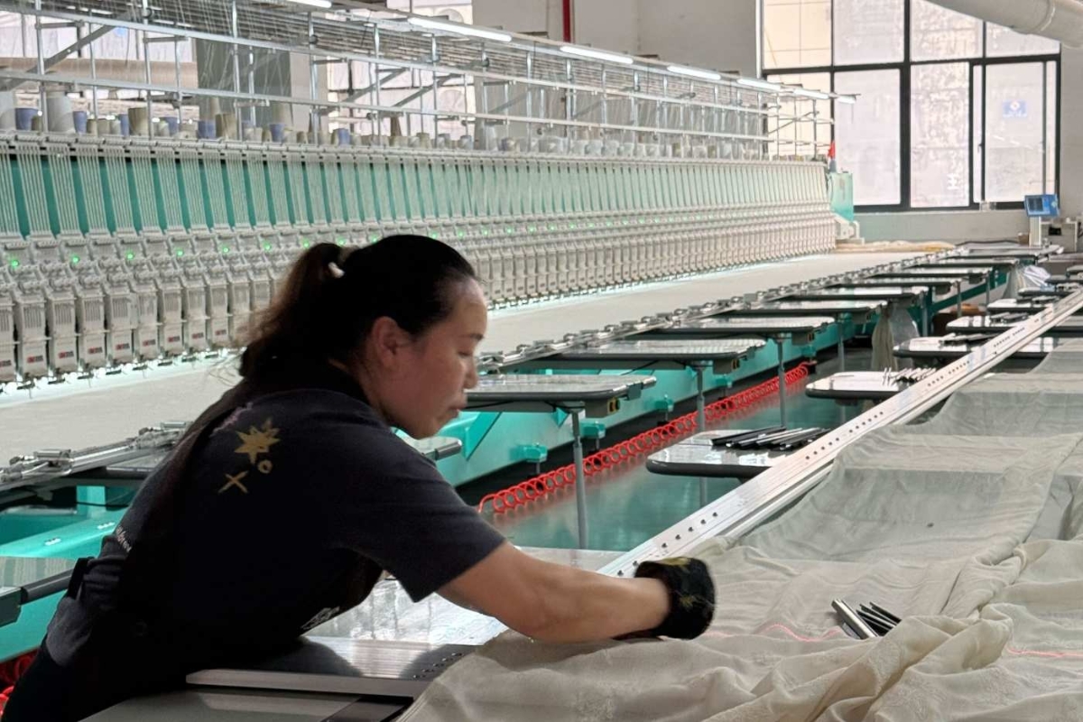 Longkai Textile đã mua một số máy in và thêu lớn để thay thế công nhân và tăng năng suất