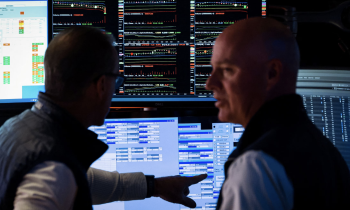 S&P 500 tăng nhờ cổ phiếu Alphabet, giá dầu giảm mạnh sau tin OPEC+