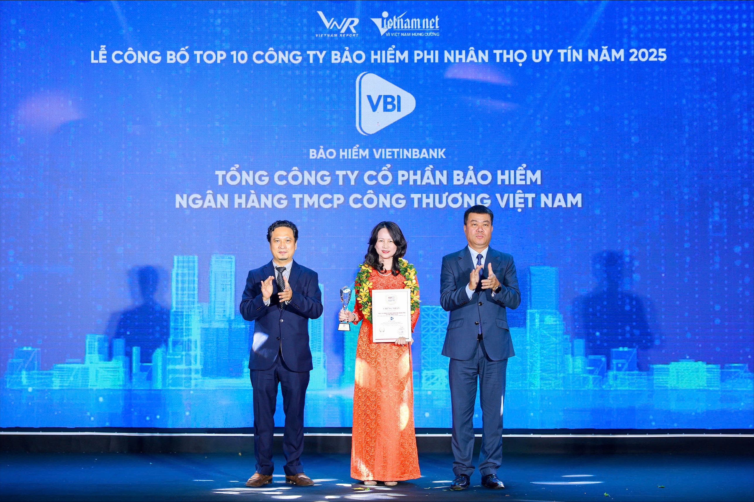 Đại diện Bảo hiểm VietinBank – VBI nhận vinh danh tại Lễ Công bố Top 10 Công ty bảo hiểm phi nhân thọ uy tín Việt Nam 2025.