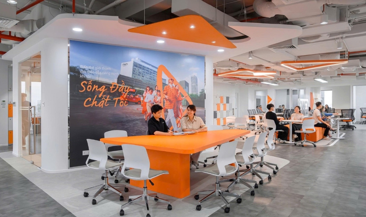 FWD Việt Nam ra mắt văn phòng kinh doanh và trung tâm dịch vụ khách hàng thế hệ mới, nơi khách hàng được đón tiếp trong không gian hiện đại, chuyên nghiệp và thân thiện.