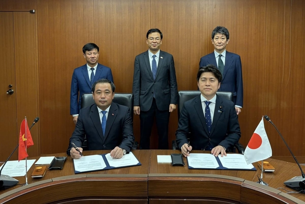 Quyền Bộ trưởng Bộ Nông nghiệp và Môi trường Việt Nam Trần Đức Thắng và Bộ trưởng Bộ Đất đai, Cơ sở hạ tầng, Giao thông và Du lịch Nhật Bản Nakano Hiromasa ký kết gia hạn Biên bản ghi nhớ hợp tác giai đoạn 2026-2030. (Ảnh: VDDMA).