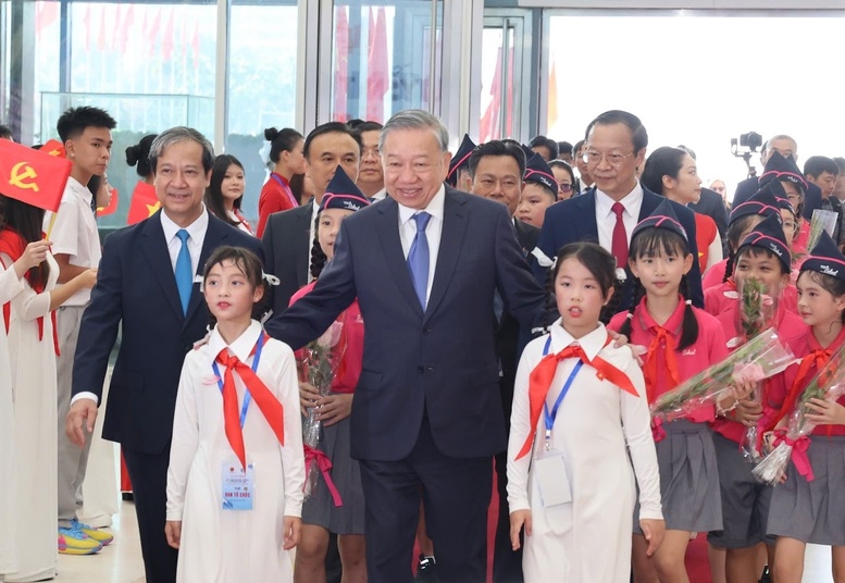 Tổng Bí thư Tô Lâm cùng các đồng chí lãnh đạo Bộ Giáo dục và Đào tạo và các em học sinh dự lễ khai giảng - Ảnh: VGP.