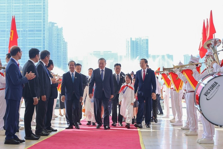 Tổng Bí thư Tô Lâm cùng các đại biểu tới dự khai giảng năm học 2025 – 2026 và kỷ niệm 80 năm truyền thống ngành Giáo dục - Ảnh: VGP.