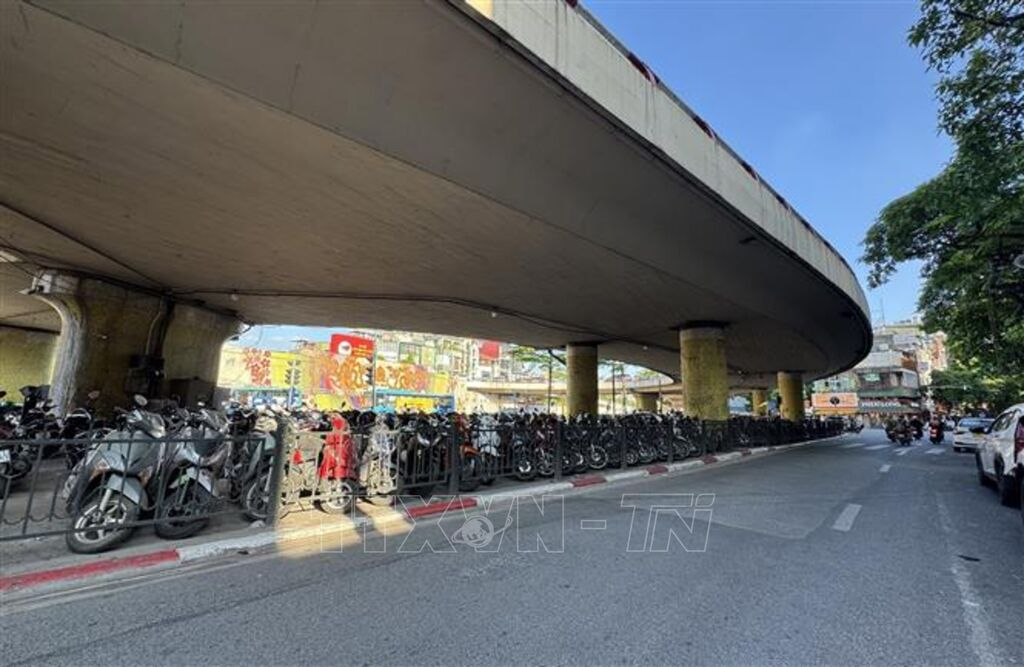 Các bãi trông giữ xe ở dưới gầm cầu trên địa bàn Thành phố Hà Nội sẽ được di dời trước ngày 30/10. Ảnh: TTXVN
