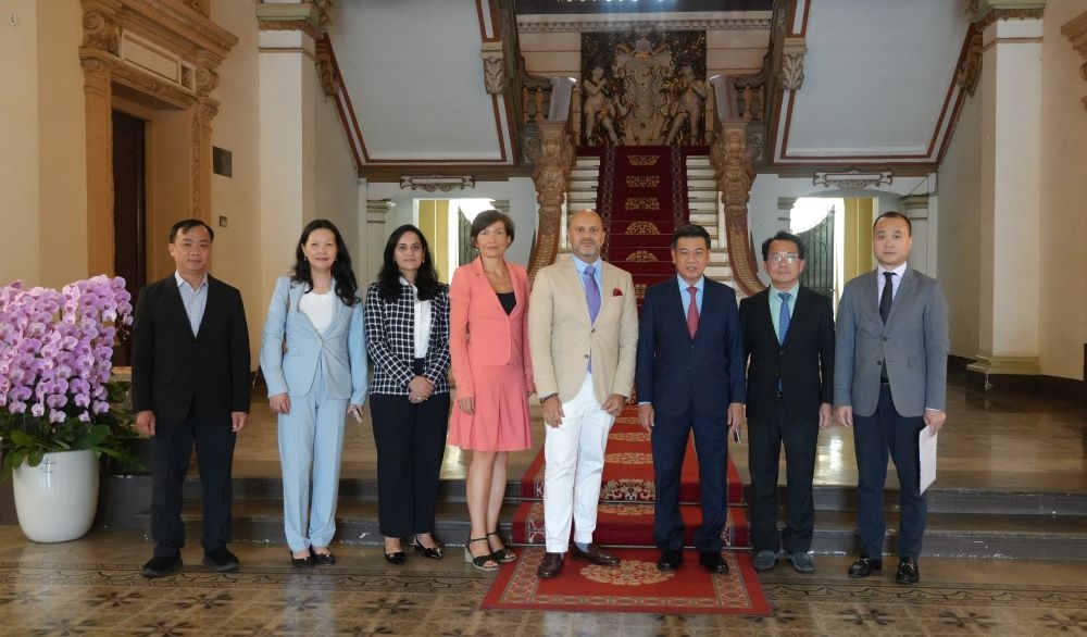 Lãnh đạo Ủy ban nhân dân Thành phố và Tập đoàn H&M chụp ảnh lưu niệm sau buổi tiếp - Ảnh: Cổng thông tin điện tử TP.HCM.