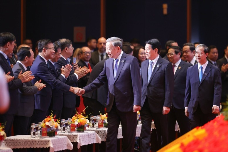 Tổng Bí thư Tô Lâm, Chủ tịch nước Lương Cường, Thủ tướng Chính phủ Phạm Minh Chính, Chủ tịch Quốc hội Trần Thanh Mẫn cùng các đồng chí lãnh đạo Đảng, Nhà nước dự lễ khai giảng năm học 2025-2026 và kỷ niệm 80 năm truyền thống ngành Giáo dục - Ảnh: VGP.
