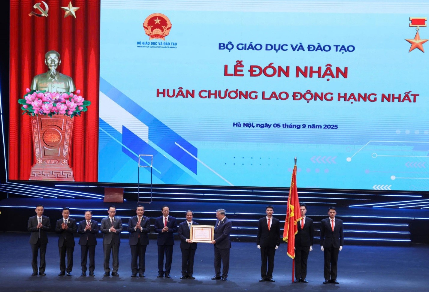 Bộ Giáo dục và Đào tạo vinh dự đón nhận Huân chương Lao động hạng Nhất.
