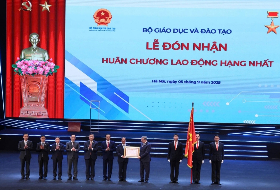 Bộ Giáo dục và Đào tạo vinh dự đón nhận Huân chương Lao động hạng Nhất.