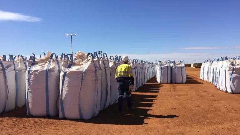 Các bao tải đất hiếm tại Núi Weld, phía đông bắc Perth, Úc. Úc và các quốc gia khác đang xây dựng chuỗi cung ứng đất hiếm của riêng mình, có khả năng làm suy yếu sức mạnh định giá của Trung Quốc trong tương lai.