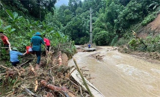 Lũ quét gây sạt lở đất, khiến con đường vào bản Xa Mang bị chia cắt, tê liệt hoàn toàn