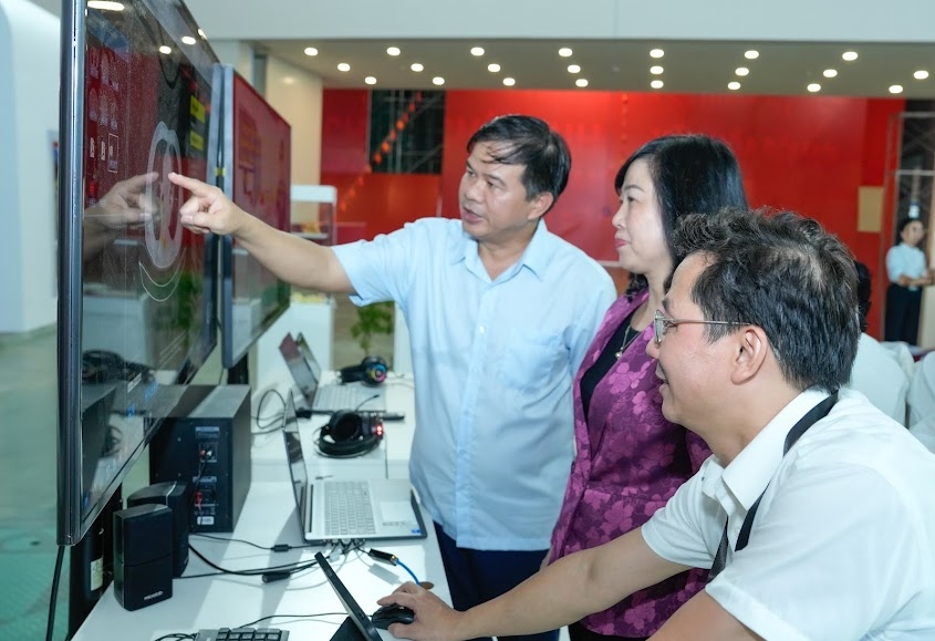 PGS.TS Đào Xuân Cơ, Giám đốc Bệnh viện Bạch Mai và PGS.TS Vũ Văn Giáp, Phó Giám đốc Bệnh viện giới thiệu với bộ trưởng Bộ y tế Đào Hồng Lan về Ứng dụng AI trong chẩn đoán Ung thư phổi