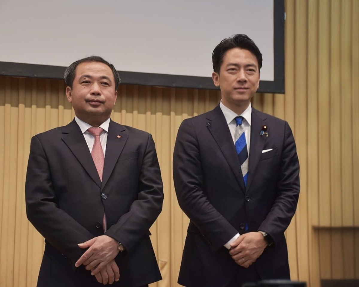 Quyền Bộ trưởng Trần Đức Thắng và Bộ trưởng Bộ Nông Lâm Ngư nghiệp Nhật Bản Koizumi Shinjiro.&nbsp;