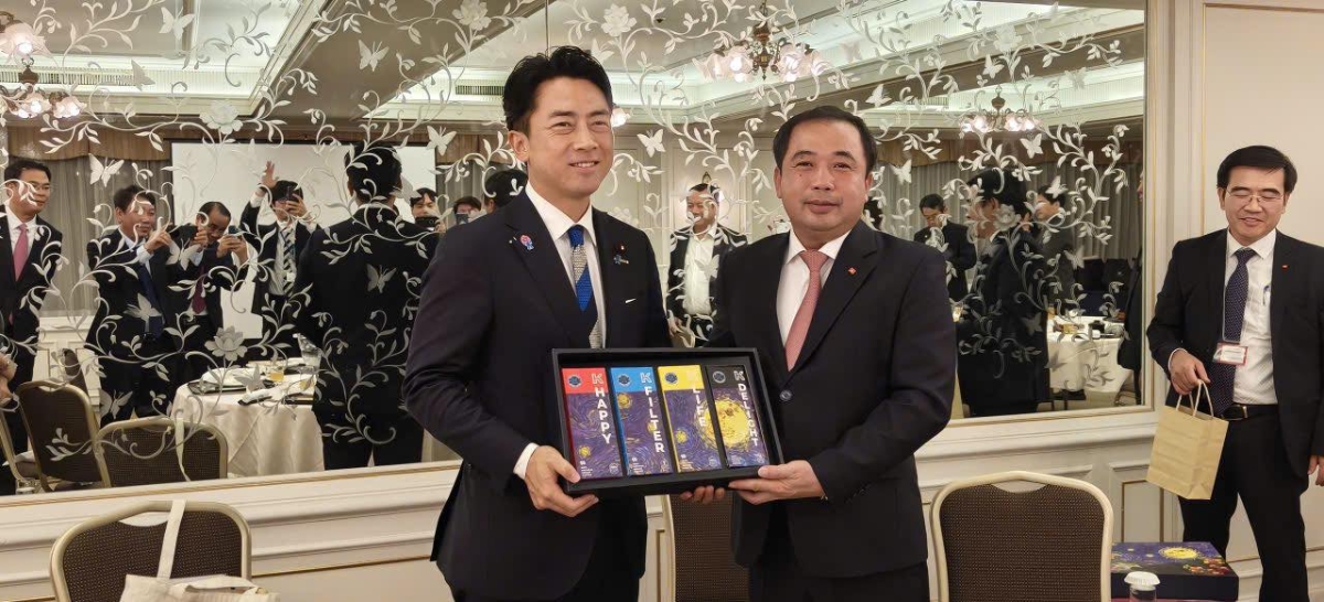 Quyền Bộ trưởng Trần Đức Thắng tặng cà phê đặc sản của Việt Nam cho Bộ trưởng Bộ Nông Lâm Ngư nghiệp Nhật Bản Koizumi Shinjiro. 