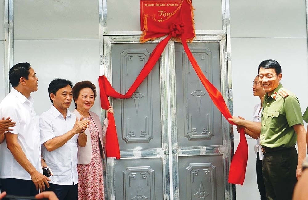 Lãnh đạo Bộ Công an và tỉnh Hà Tĩnh cùng với bà Nguyễn Thị Nga, Chủ tịch Tập đoàn BRG khánh thành và trao tặng nhà cho các hộ nghèo, khó khăn về nhà ở trên địa bàn tỉnh Hà Tĩnh.