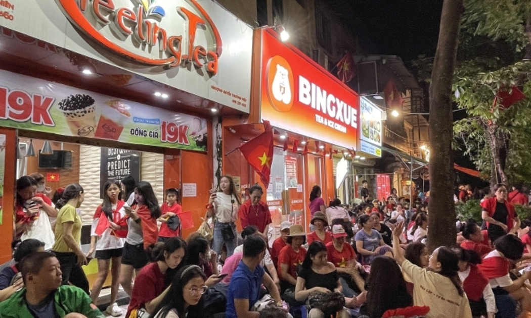 Các cửa hàng bán hàng xuyên đêm phục vụ khách xem diễu binh.