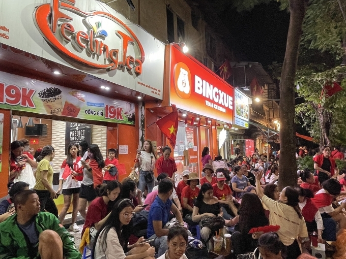 Các cửa hàng bán hàng xuyên đêm phục vụ khách xem diễu binh.