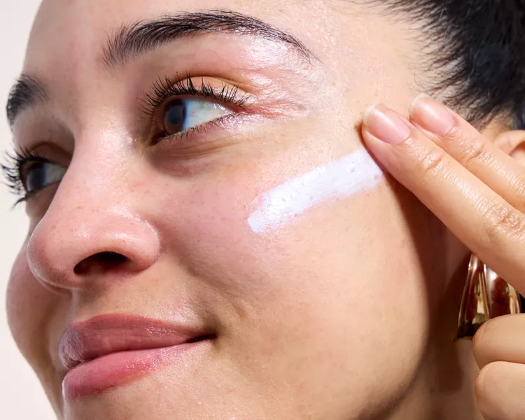 Các tiêu chuẩn đánh giá, kiểm nghiệm kem chống nắng của các cơ quan quản lý đang bị cho là lỗi thời, không còn hợp lý.